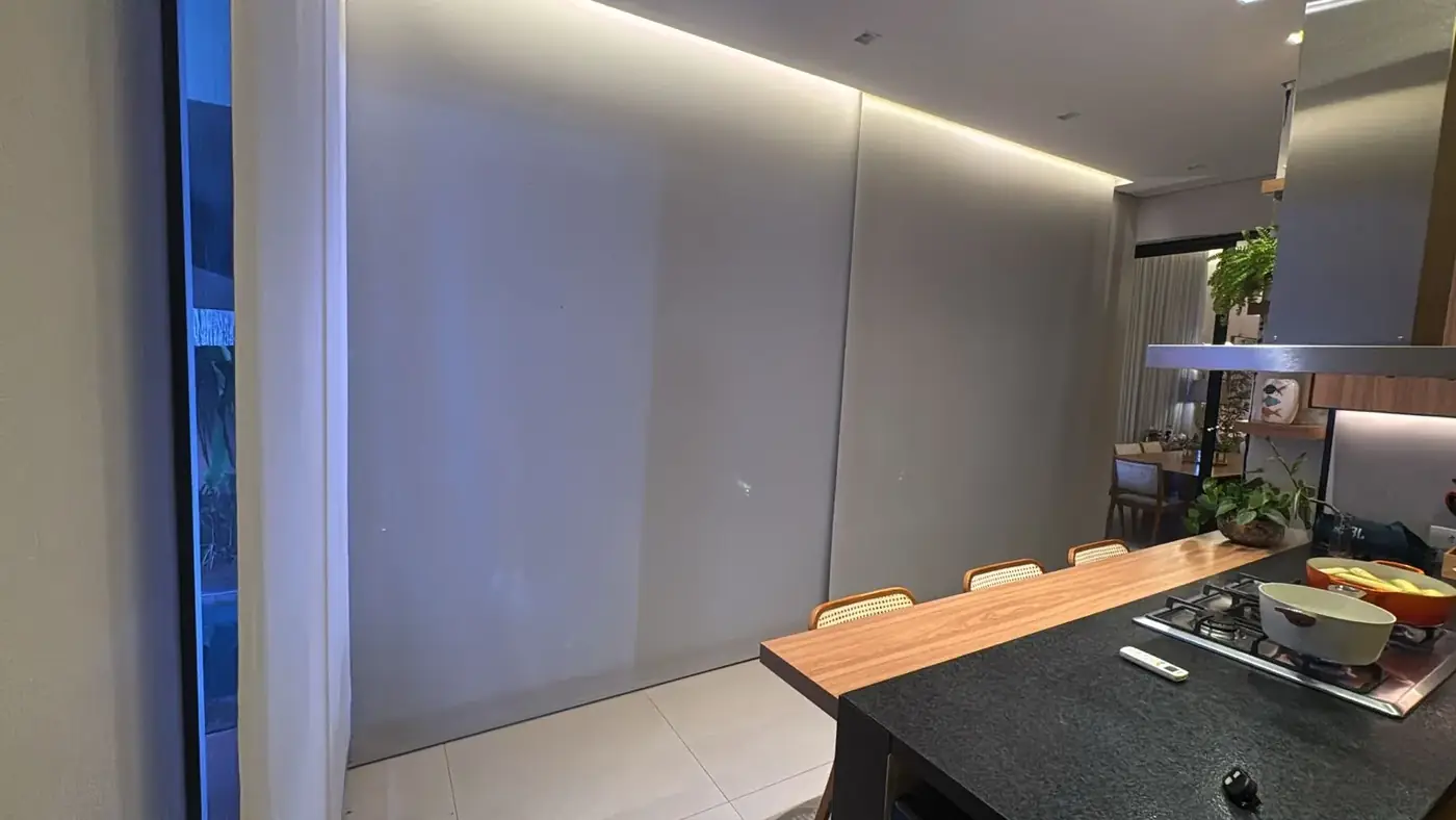 Cortina rolô em sala com iluminação indireta