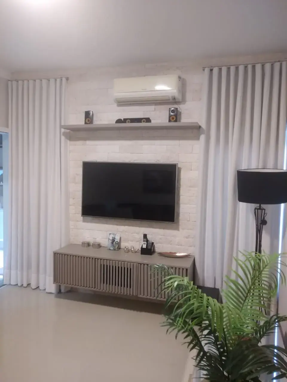 Cortinaria sob medida em sala de TV, projeto da Bracale em Araçatuba