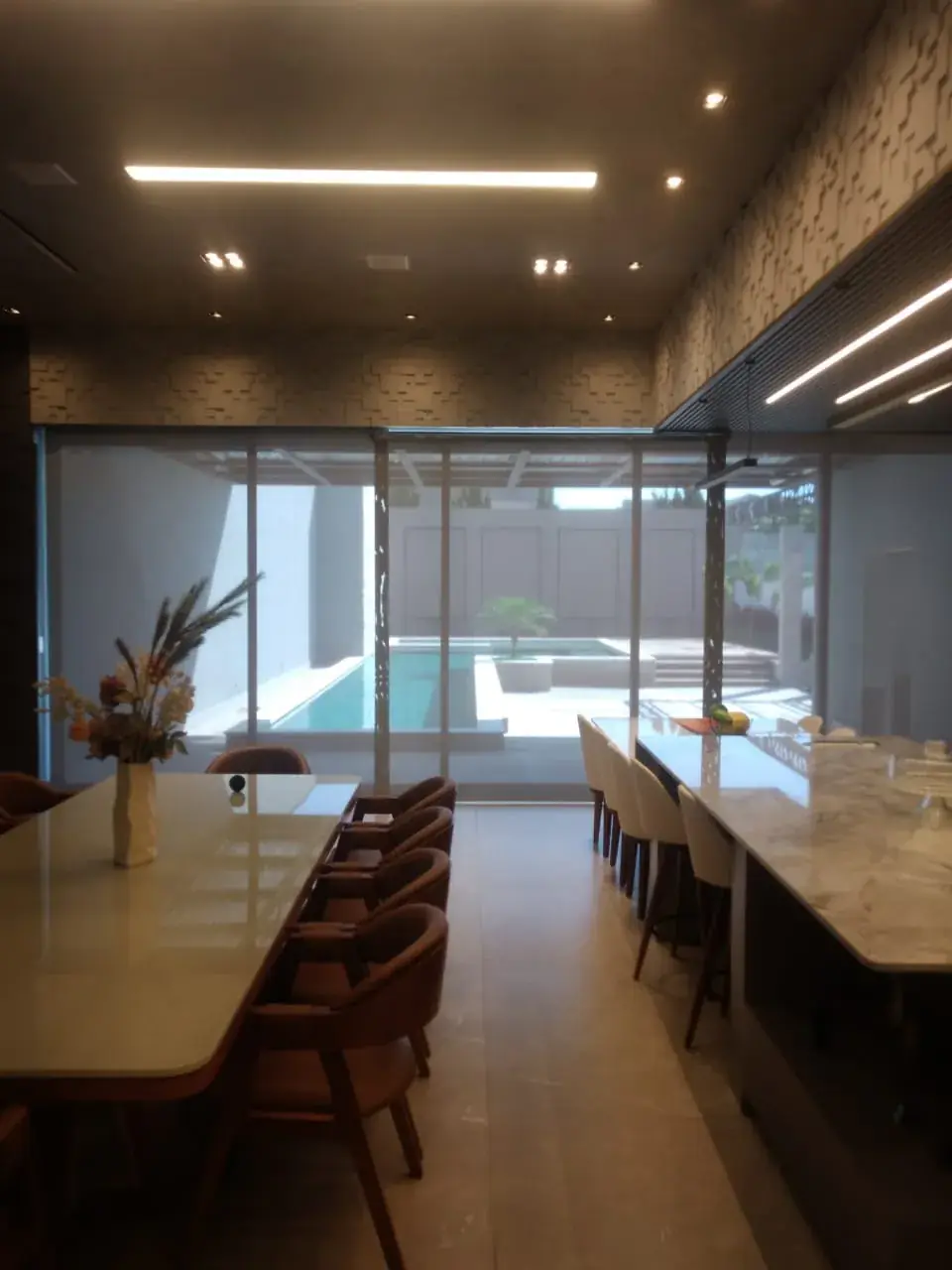 Cortinas rolô em sala de jantar