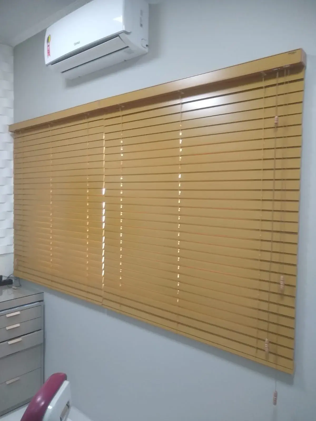 Persiana horizontal de bamboo em escritório