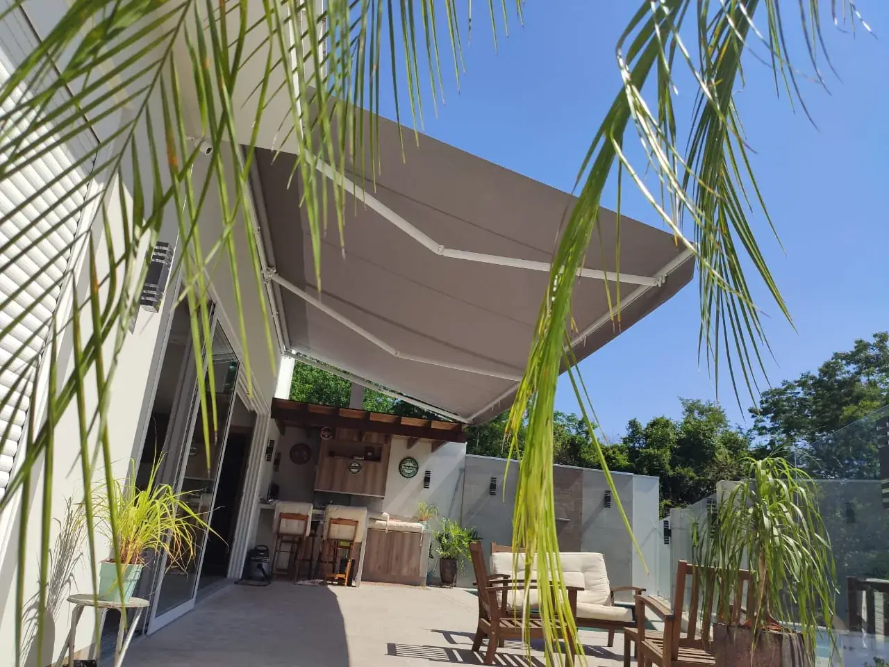 Toldo articulado em área gourmet