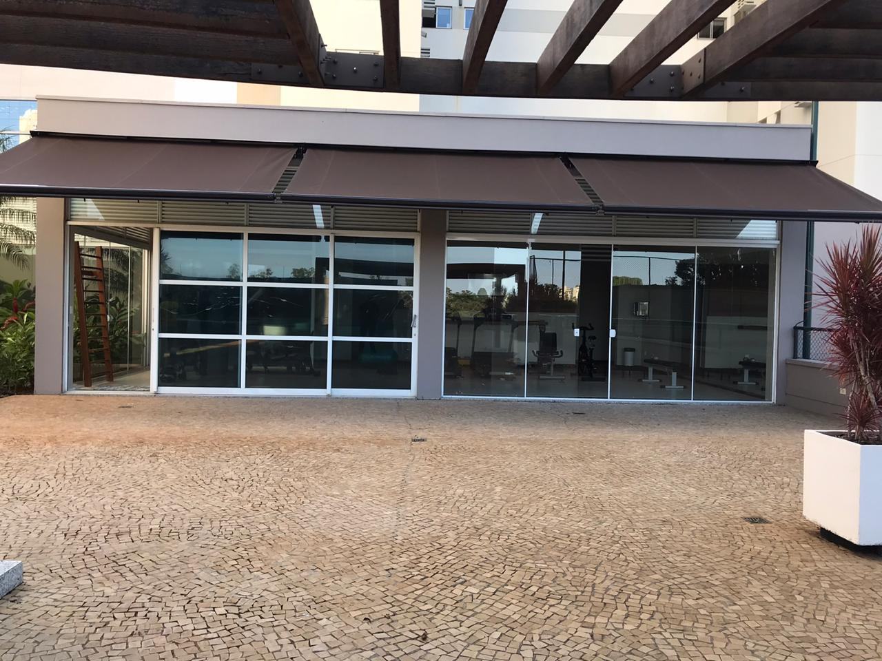 Toldo de braço na fachada de um comércio em Araçatuba