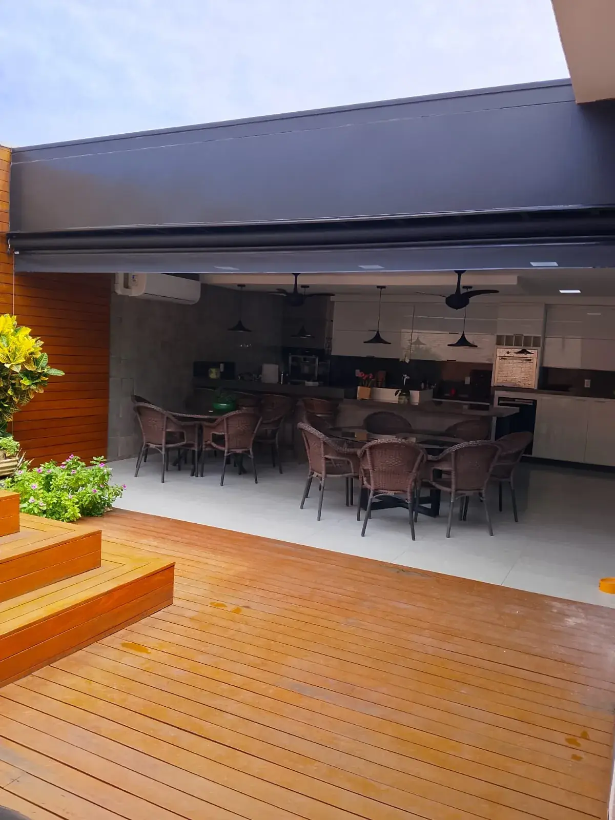 Toldo vertical em área gourmet com deck em Araçatuba