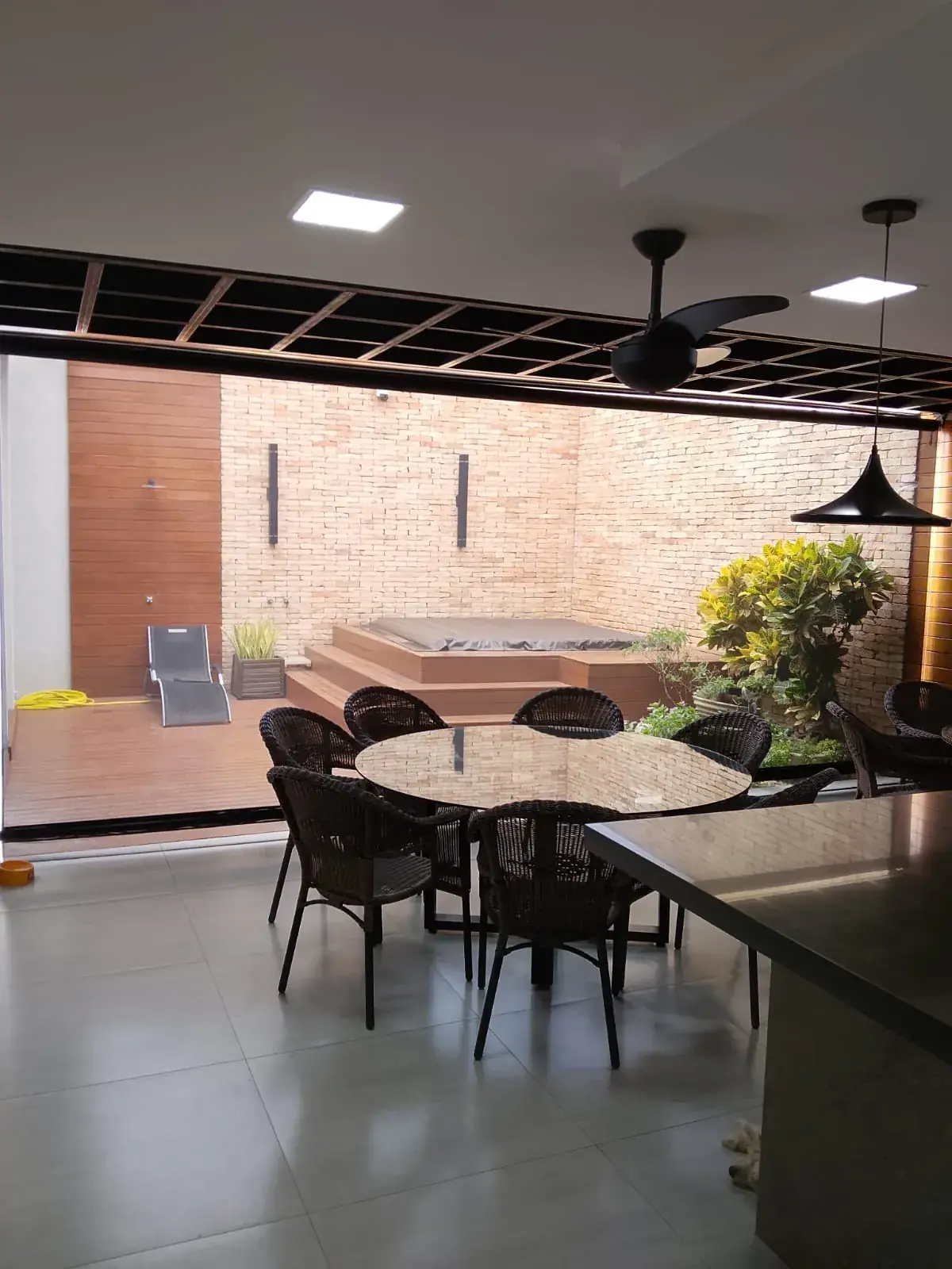 Toldos verticais fechando área gourmet em Araçatuba